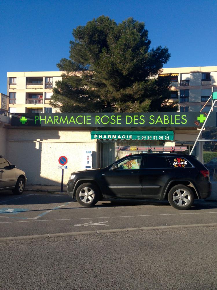 pharmacie des sables , pharmacie - enseigne lumineuse